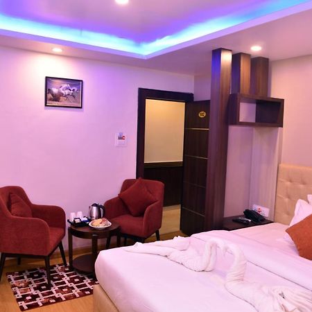 Marinha Airport Hotel カトマンズ エクステリア 写真