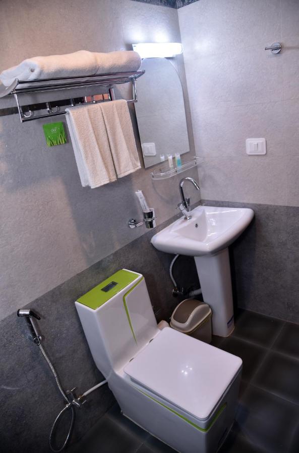 Marinha Airport Hotel カトマンズ エクステリア 写真
